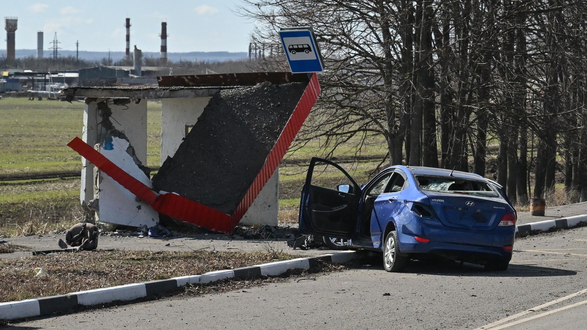 Поврежденный автомобиль у разрушенной автобусной остановки в Судже Поврежденный автомобиль у разрушенной автобусной остановки в Судже - РИА Новости, 1920, 31.03.2025