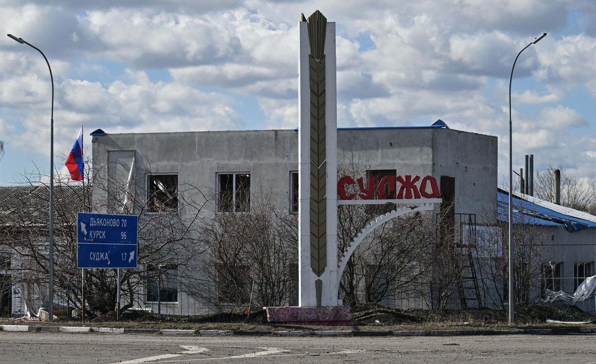 Стела на въезде в Суджу