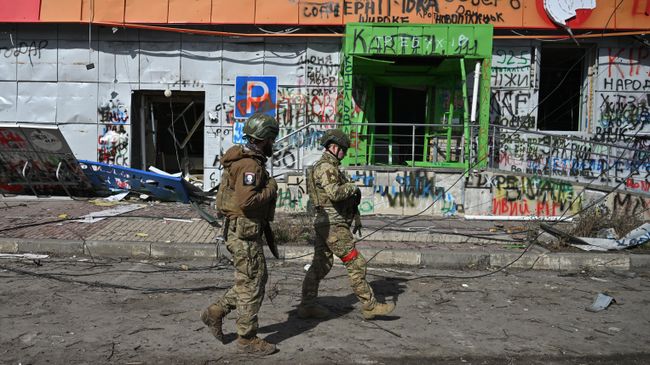 Бойцы, участвовавшие в операции Поток,  у магазина Пятерочка в Судже
