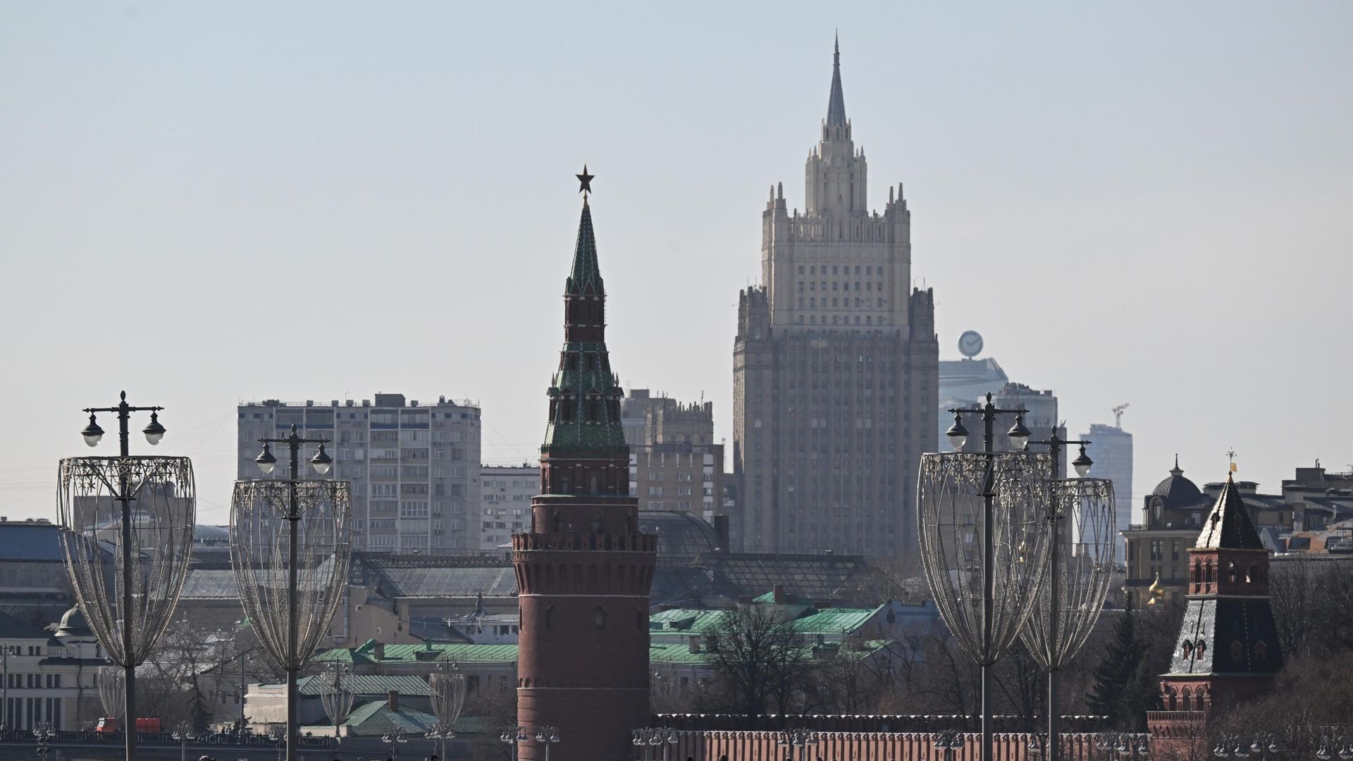Здание Министерства иностранных дел и Водовзводная башня Московского Кремля Здание Министерства иностранных дел и Водовзводная башня Московского Кремля - РИА Новости, 1920, 19.04.2025