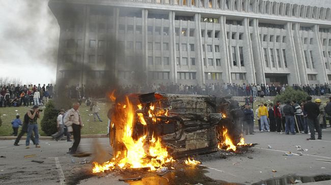 Участники акции протеста у здания правительства в Бишкеке, Киргизия. 24 марта 2005
