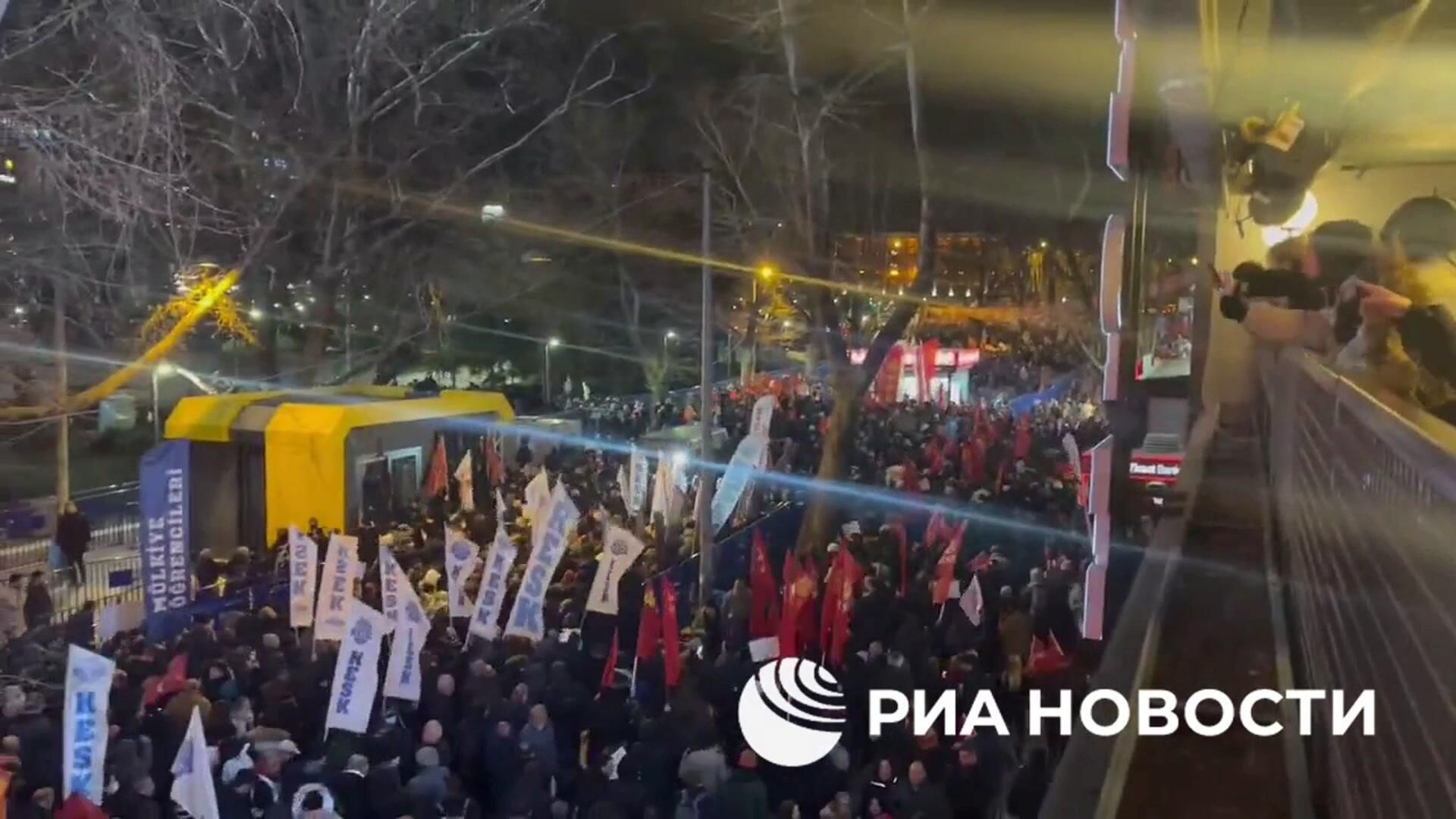 Толпа протестующих в поддержку Имамоглу в центре Анкары Толпа протестующих в поддержку Имамоглу в центре Анкары - РИА Новости, 1920, 22.03.2025