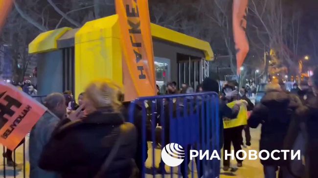 Участники акции протеста в Анкаре вступили в стычки с полицией