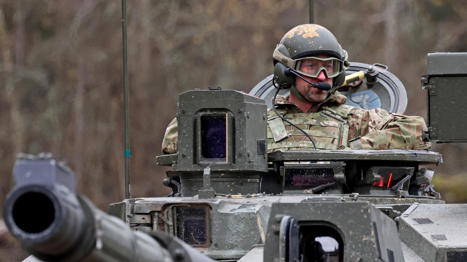 Принц Уэльский Уильям на танке Challenger 2 в Тапе, Эстония Принц Уэльский Уильям на танке Challenger 2 в Тапе, Эстония - РИА Новости, 1920, 23.03.2025