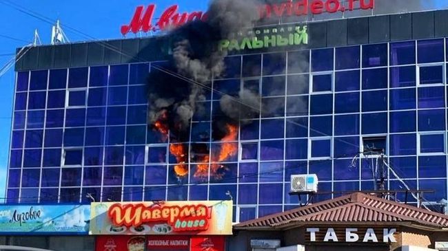 Сотрудники МЧС во время ликвидации пожара  в магазине бытовой техники в Нефтекамске