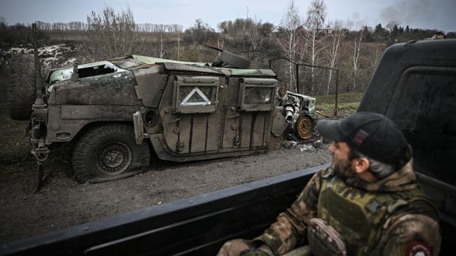 Сгоревший бронеавтомобиль ВСУ Hummer в Суджанском районе Курской области