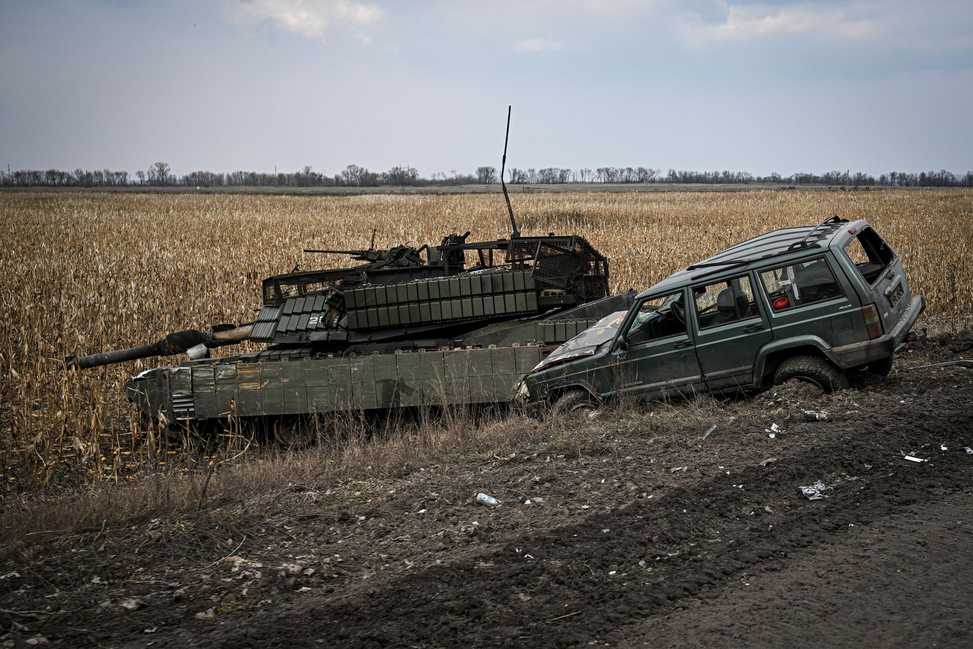 Сгоревший бронеавтомобиль и танк ВСУ M1 Arbrams в Суджанском районе Курской области