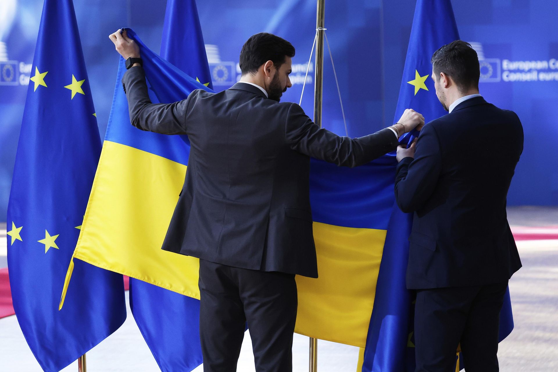 Сотрудники службы протокола вывешивают флаг Украины перед приездом Владимира Зеленского в Брюссель Сотрудники службы протокола вывешивают флаг Украины перед приездом Владимира Зеленского в Брюссель - РИА Новости, 1920, 25.05.2026