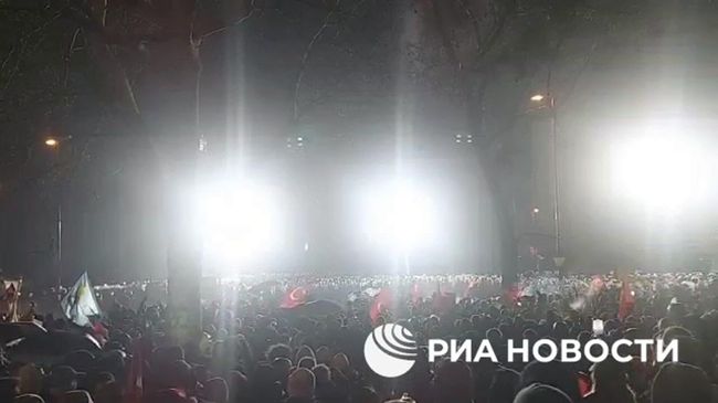 Полиция применила резиновые пули по участникам акции в поддержку арестованного мэра Стамбула