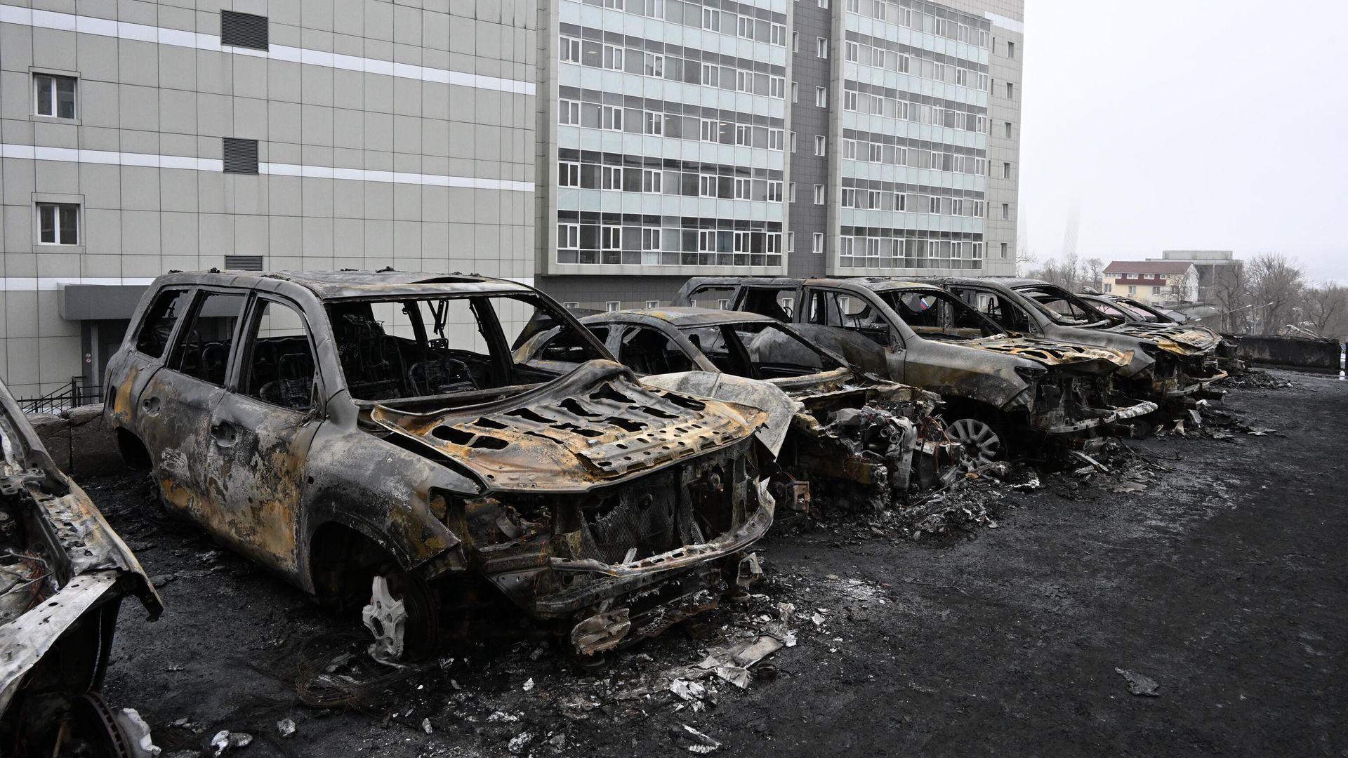 Сгоревшие автомобили на стоянке на улице Пихтовая во Владивостоке Сгоревшие автомобили на стоянке на улице Пихтовая во Владивостоке - РИА Новости, 1920, 24.03.2025
