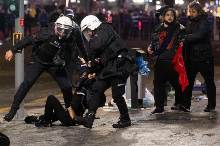 Задержание протестующих во время акции в поддержку арестованного мэра Стамбула Экрема Имамоглу в Анкаре
