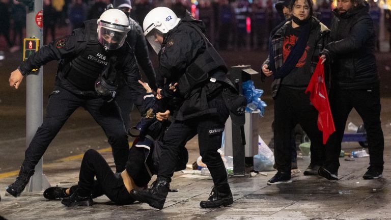 Задержание протестующих во время акции в поддержку арестованного мэра Стамбула Экрема Имамоглу в Анкаре