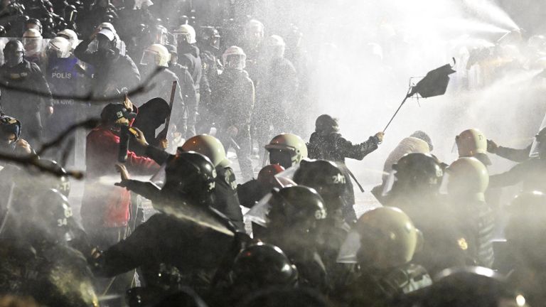 Сотрудники полиции применяют перцовый спрей против участников акции в поддержку арестованного мэра Стамбула Экрема Имамоглу в парке Сарачхане в Стамбуле