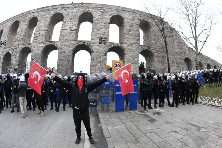 Участники акции в поддержку арестованного мэра Стамбула Экрема Имамоглу в парке Сарачхане в Стамбуле
