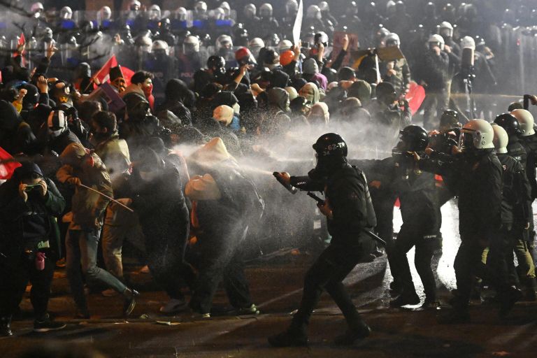 Сотрудники полиции применяют перцовый спрей против участников акции в поддержку арестованного мэра Стамбула Экрема Имамоглу в парке Сарачхане в Стамбуле