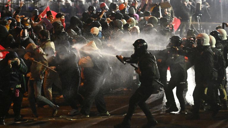Сотрудники полиции применяют перцовый спрей против участников акции в поддержку арестованного мэра Стамбула Экрема Имамоглу в парке Сарачхане в Стамбуле