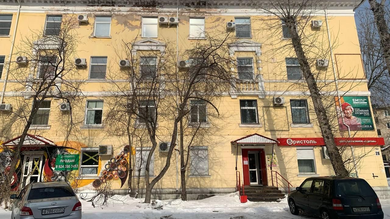 Место падения наледи с крыши на ребенка в Комсомольске-на-Амуре. 23 марта 2025 - РИА Новости, 1920, 24.03.2025
