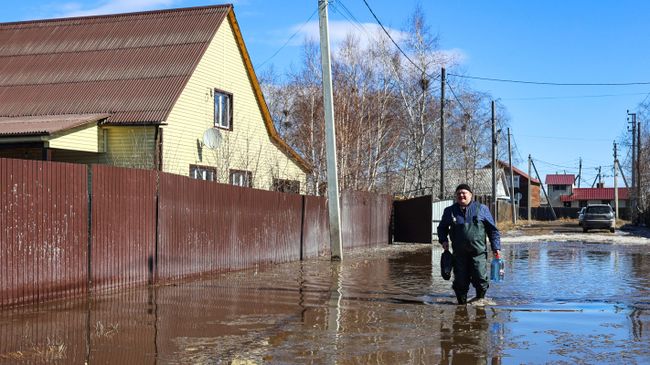 Последствия весеннего паводка в селе Хомутово Иркутской области