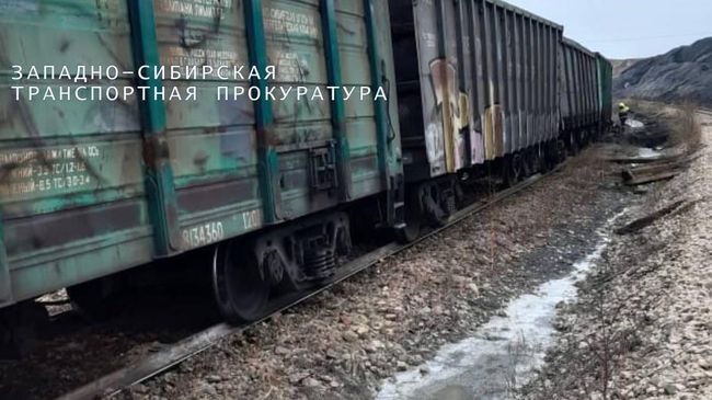 Сход вагонов грузового состава с путей в районе станции Заозерная Красноярской железной дороги