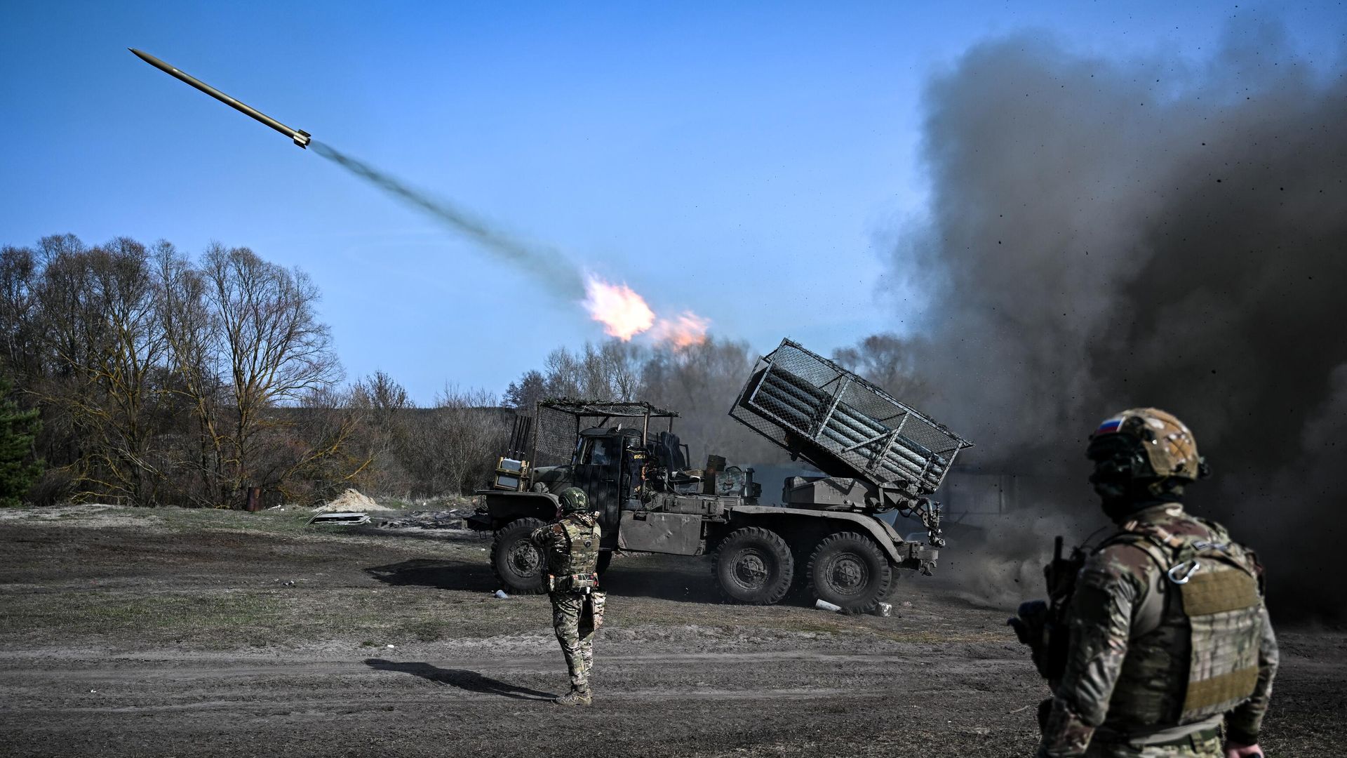 Боевая работа расчета реактивной системы залпового огня БМ-21 Град - РИА Новости, 1920, 07.06.2025