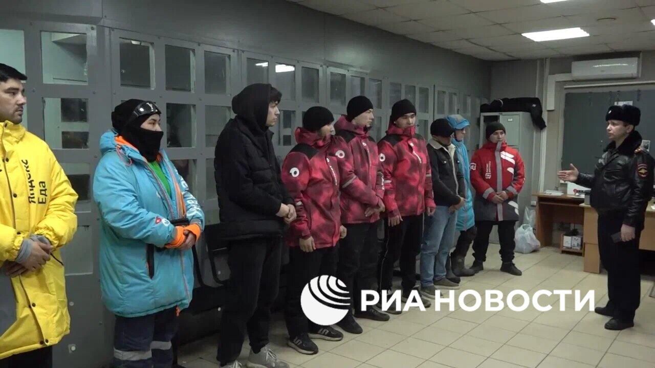 Проверка курьеров на электровелосипедах в Петербурге Проверка курьеров на электровелосипедах в Петербурге - РИА Новости, 1920, 25.03.2025