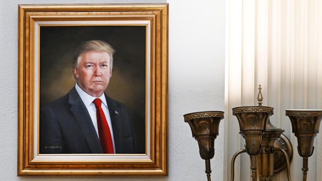 Портрет президента США Дональда Трампа в здании законодательного органа штата Колорадо в Денвере. 24 марта 2025