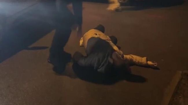 В Киеве полицейский толкнул пожилую женщину, мешавшую сотрудникам ТЦК