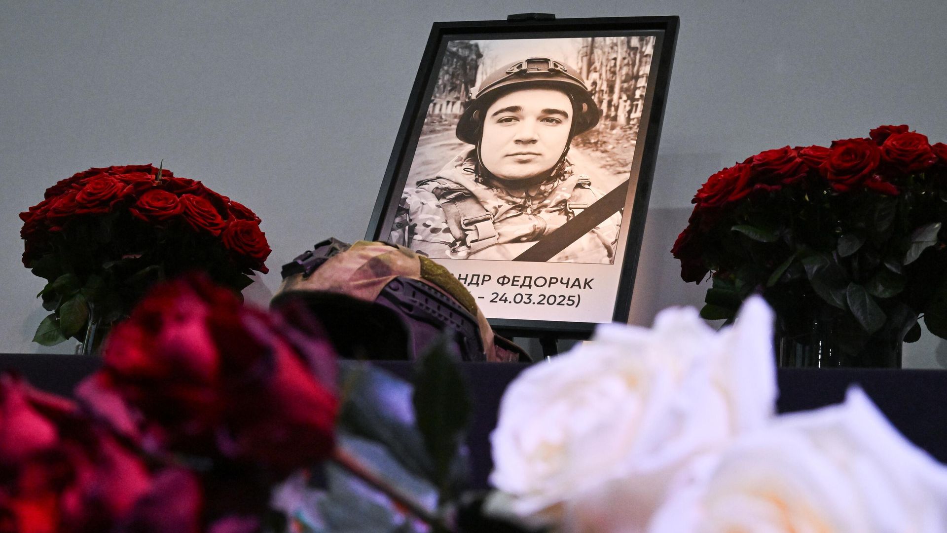 Цветы в память о погибшим журналисте Александре Федорчаке в МИЦ Известия в Москве Цветы в память о погибшим журналисте Александре Федорчаке в МИЦ Известия в Москве - РИА Новости, 1920, 25.03.2025