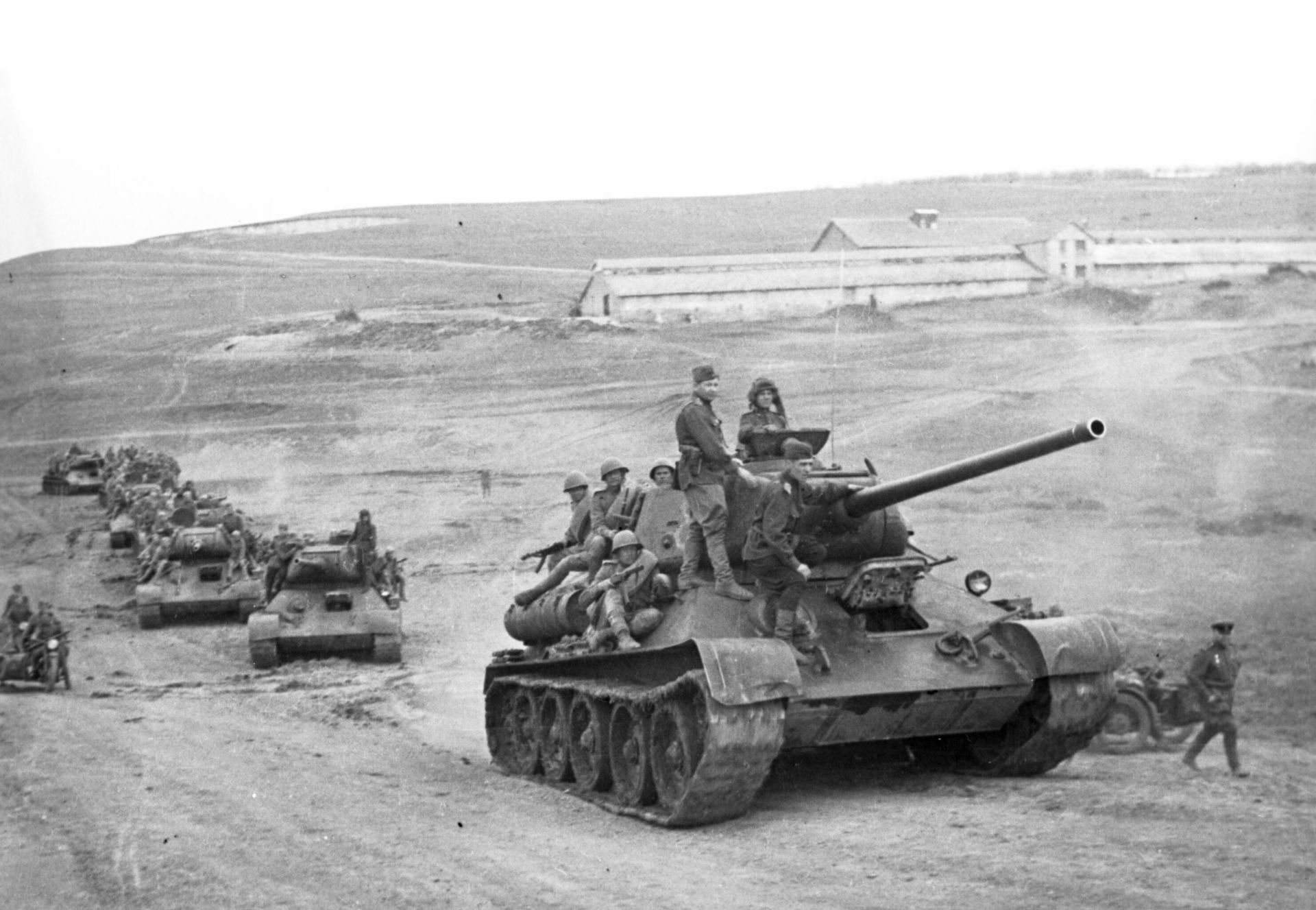 Советские танки Т-34-85 с десантом идут в бой за станцию Раздельная в районе Одессы Советские танки Т-34-85 с десантом идут в бой за станцию Раздельная в районе Одессы - РИА Новости, 1920, 04.09.2026