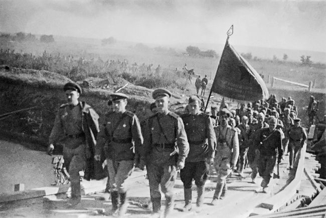 Бойцы 2-го Украинского фронта переходит государственную границу СССР с Румынией на реке Прут Бойцы 2-го Украинского фронта переходит государственную границу СССР с Румынией на реке Прут