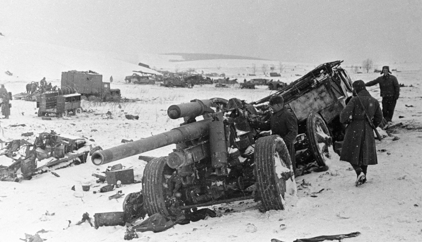 Бойцы Красной армии осматривают разбитую фашистскую военную технику Бойцы Красной армии осматривают разбитую фашистскую военную технику