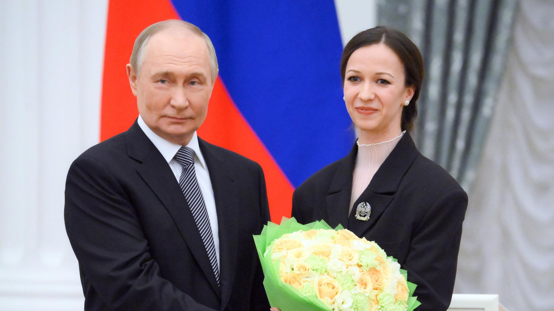 Президент РФ Владимир Путин и балерина Мариинского театра Рената Шакирова Президент РФ Владимир Путин и балерина Мариинского театра Рената Шакирова - РИА Новости, 1920, 25.03.2025