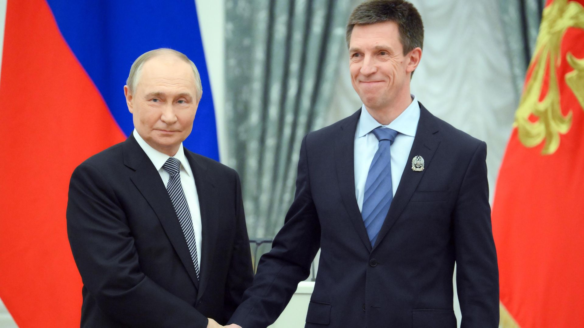 Президент РФ Владимир Путин и писатель Леонид Рожников на церемонии вручения премий президента для молодых деятелей культуры. 25 марта 2025 Президент РФ Владимир Путин и писатель Леонид Рожников на церемонии вручения премий президента для молодых деятелей культуры. 25 марта 2025 - РИА Новости, 1920, 25.03.2025