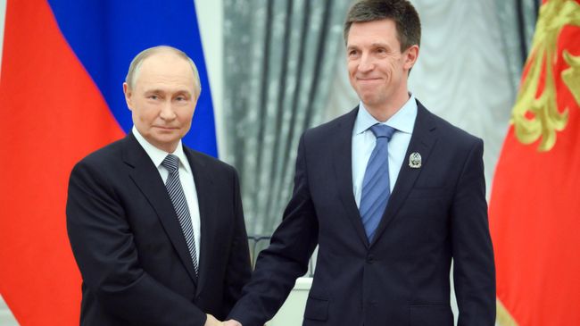 Президент РФ Владимир Путин и писатель Леонид Рожников на церемонии вручения премий президента для молодых деятелей культуры. 25 марта 2025