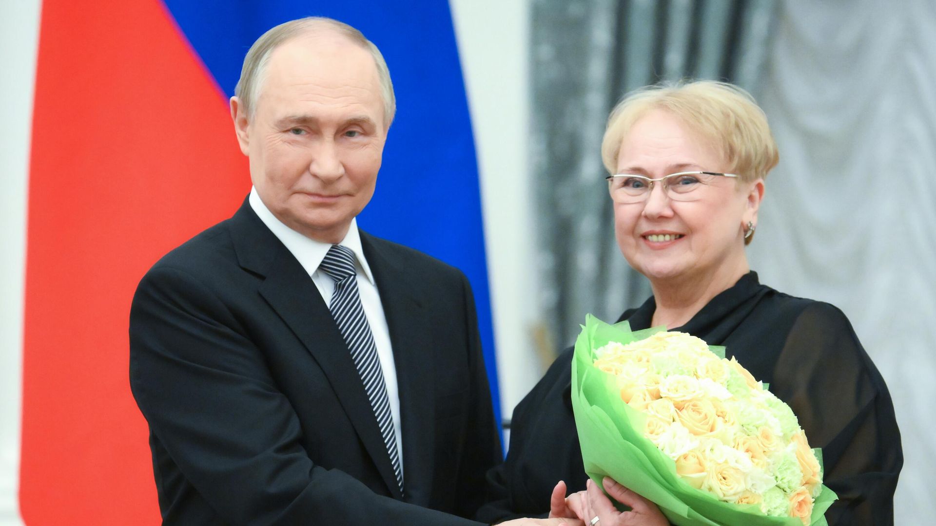 Президент РФ Владимир Путин и главный балетмейстер ансамбля песни и пляски имени Локтева Марина Егорова на церемонии вручения премий президента для молодых деятелей культуры Президент РФ Владимир Путин и главный балетмейстер ансамбля песни и пляски имени Локтева Марина Егорова на церемонии вручения премий президента для молодых деятелей культуры - РИА Новости, 1920, 25.03.2025