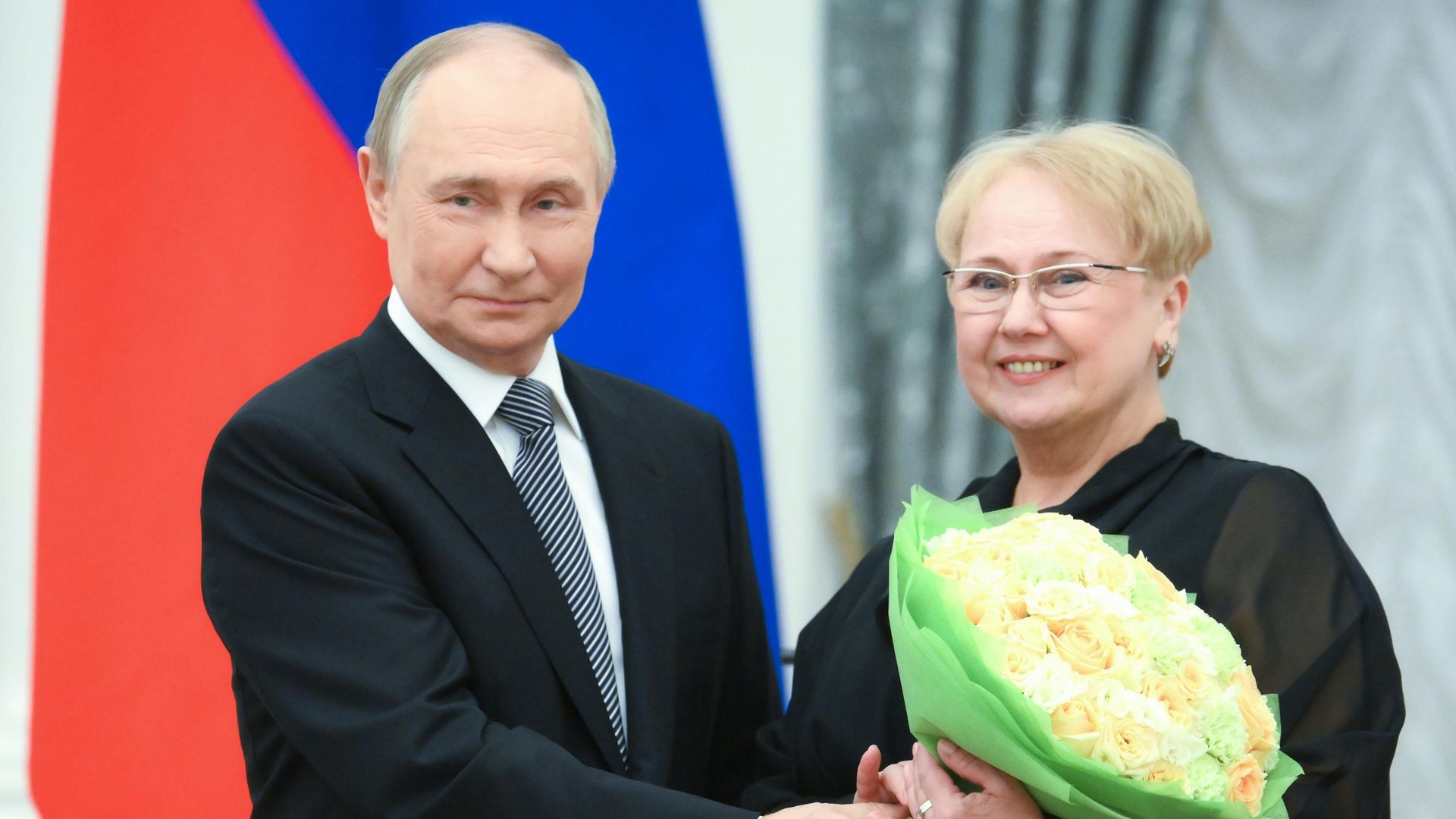 Президент РФ Владимир Путин и главный балетмейстер ансамбля песни и пляски имени Локтева Марина Егорова на церемонии вручения премий президента для молодых деятелей культуры Президент РФ Владимир Путин и главный балетмейстер ансамбля песни и пляски имени Локтева Марина Егорова на церемонии вручения премий президента для молодых деятелей культуры - РИА Новости, 1920, 25.03.2025
