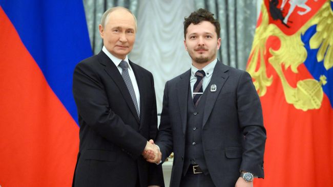 Президент РФ Владимир Путин и директор проектно-научного центра классической и традиционной архитектуры МАИ Алексей Капустин на церемонии вручения премий президента для молодых деятелей культуры. 25 марта 2025