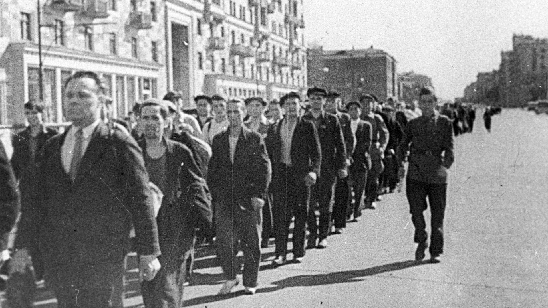 Ополченцы на улице Горького (ныне Тверская улица), кадр из документального фильма Разгром немецких войск под Москвой производства Центральной студии кинохроники Ополченцы на улице Горького (ныне Тверская улица), кадр из документального фильма Разгром немецких войск под Москвой производства Центральной студии кинохроники - РИА Новости, 1920, 22.06.2026