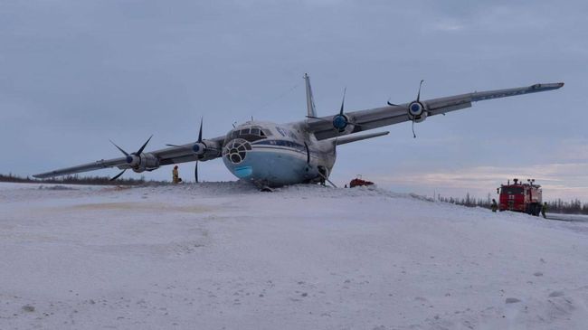 Самолет Ан-12 выкатился за пределы ВПП в Новом Уренгое