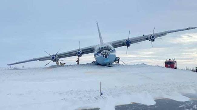 Самолет Ан-12 выкатился за пределы ВПП в Новом Уренгое