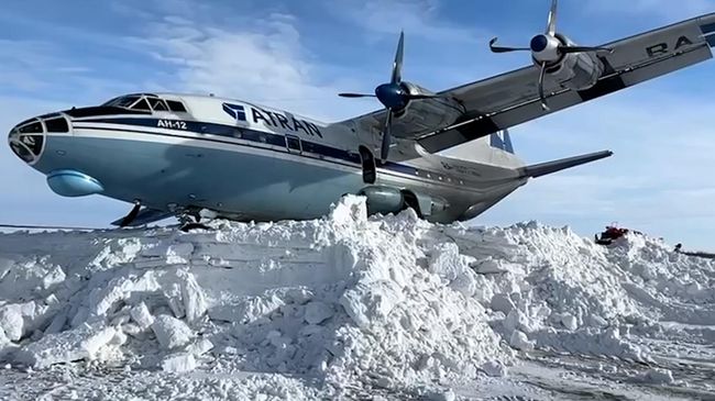 Кадры из аэропорта Нового Уренгоя, где Ан-12 выкатился за пределы полосы