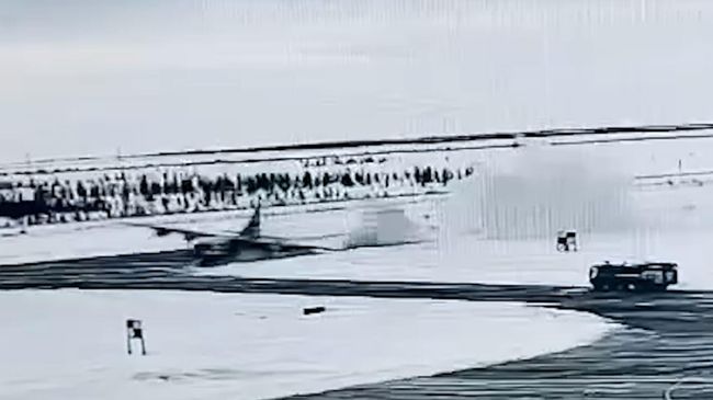 Момент аварийной посадки Ан-12 в аэропорту Нового Уренгоя