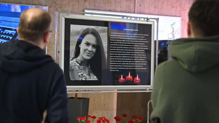 Люди у мемориала в память о погибшей журналистке Первого канала Анне Прокофьевой Люди у мемориала в память о погибшей журналистке Первого канала Анне Прокофьевой