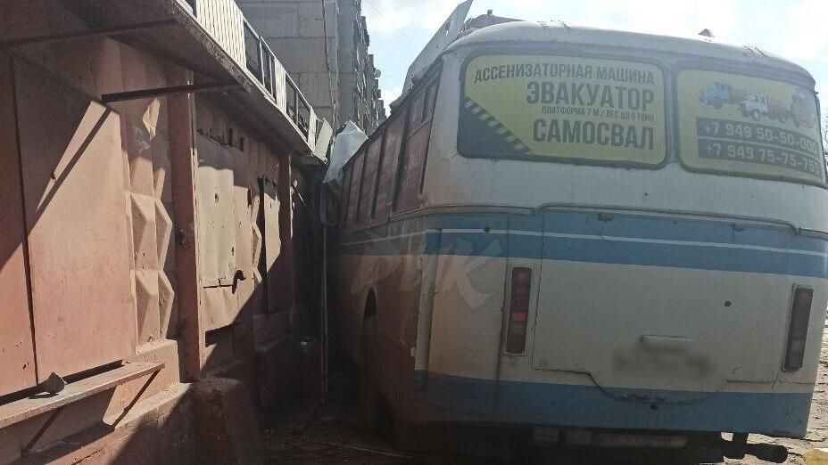 Последствия атаки БПЛА ВСУ на автобус в Горловке Последствия атаки БПЛА ВСУ на автобус в Горловке - РИА Новости, 1920, 26.03.2025