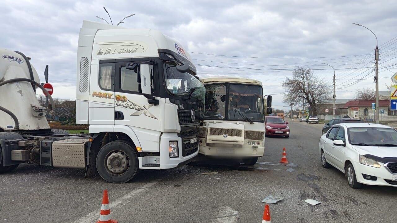 На месте ДТП с участием автобуса в Краснодарском крае На месте ДТП с участием автобуса в Краснодарском крае - РИА Новости, 1920, 26.03.2025