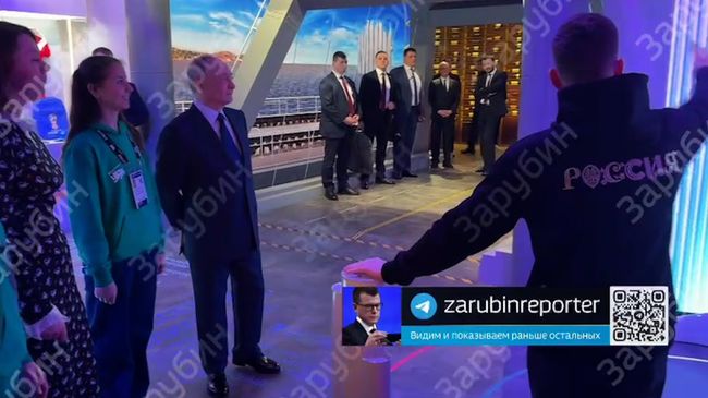 Путин на выставке в Национальном центре Россия