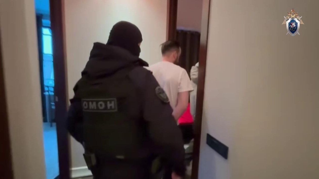 Задержание подозреваемых в хищениях при реализации федеральной программы Пушкинская карта. Кадр видео Задержание подозреваемых в хищениях при реализации федеральной программы Пушкинская карта. Кадр видео - РИА Новости, 1920, 27.03.2025