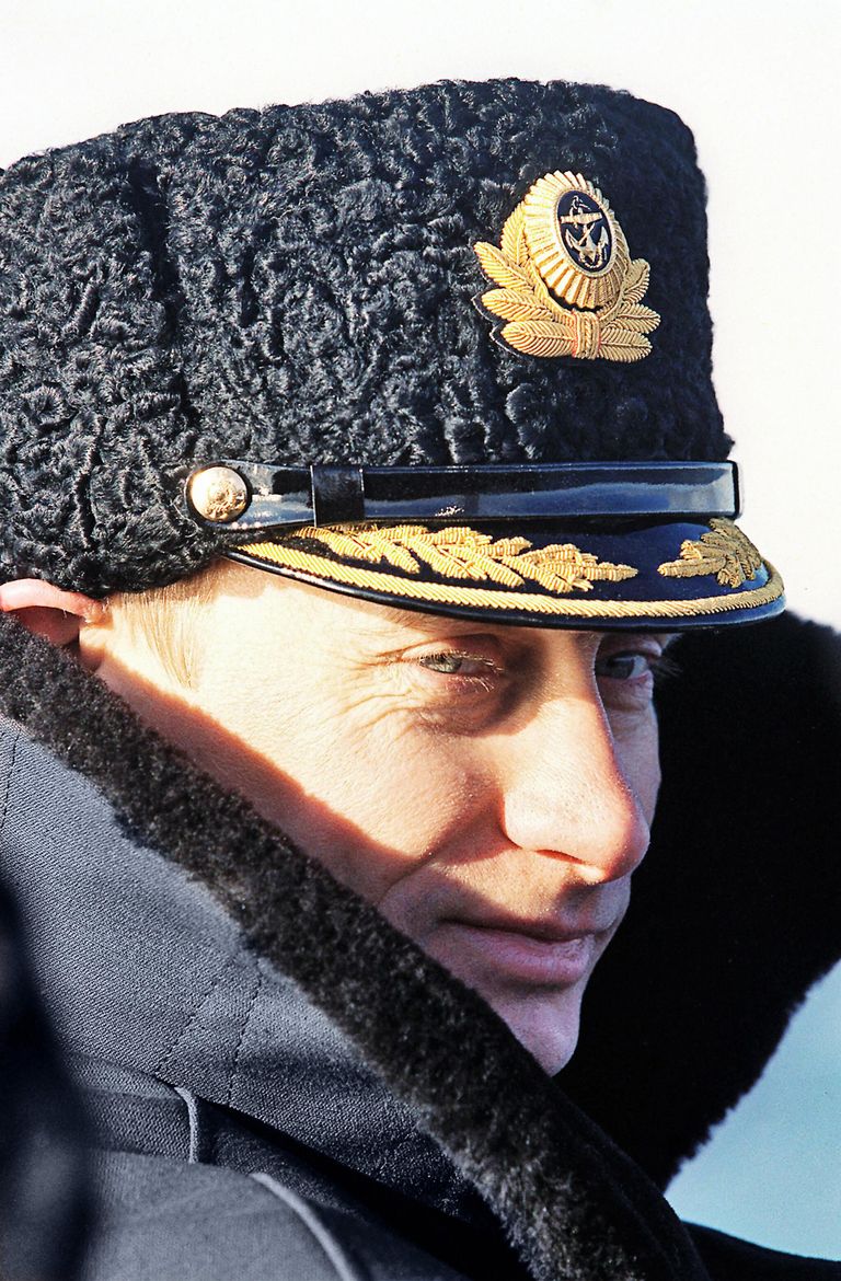Исполняющий обязанности президента России Владимир Путин на ходовом мостике атомной подводной лодки Карелия во время своей поездки на базу подводных лодок в Североморске в Мурманской области Исполняющий обязанности президента России Владимир Путин на ходовом мостике атомной подводной лодки Карелия во время своей поездки на базу подводных лодок в Североморске в Мурманской области