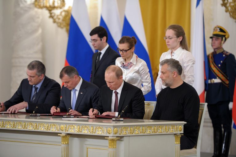 Подписание Договора между Россией и Республикой Крым о принятии в Россию Республики Крым и образовании в составе Российской Федерации новых субъектов Подписание Договора между Россией и Республикой Крым о принятии в Россию Республики Крым и образовании в составе Российской Федерации новых субъектов