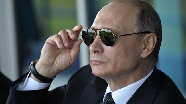 Президент России Владимир Путин во время посещения Международного авиасалона МАКС-2017 в подмосковном Жуковском.